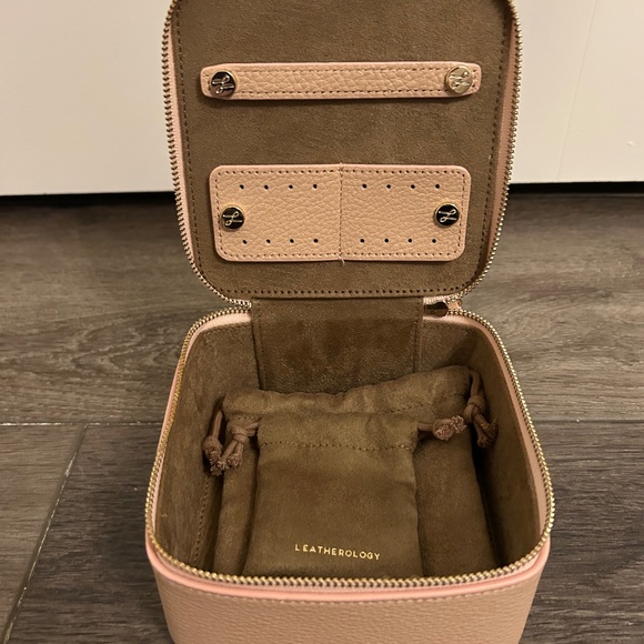 Jewelry box set of 2 pink leather cases - Picture 2 of 3